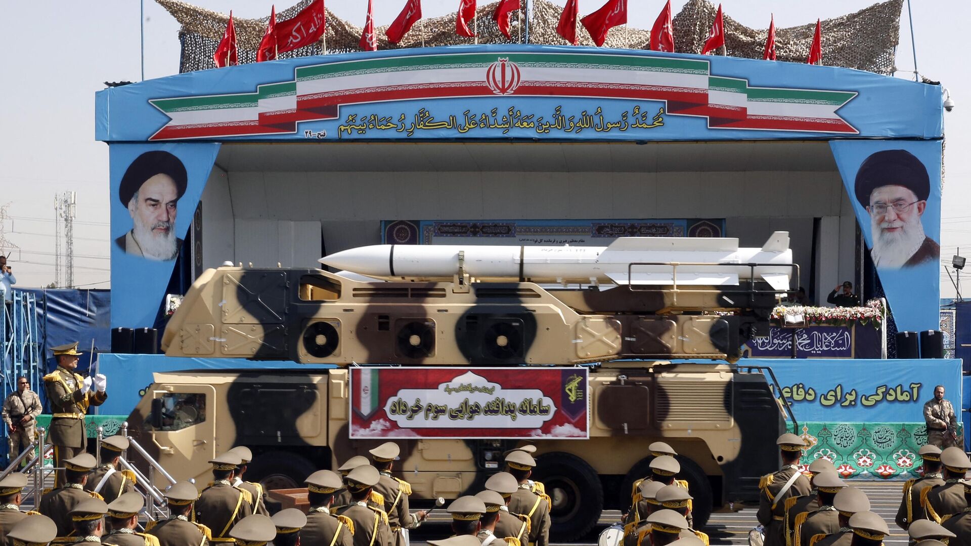 Míssil iraniano de defesa aérea Sevom Khordad em exibição durante o desfile militar anual que marca o aniversário da eclosão da guerra de 1980-1988 com o Iraque. Teerã, em 22 de setembro de 2022 - Sputnik Brasil, 1920, 24.01.2024