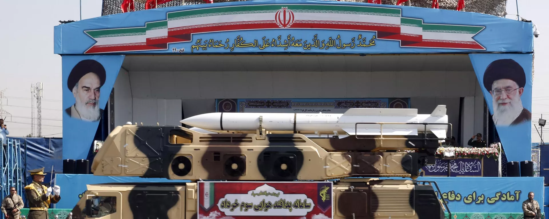 Míssil iraniano de defesa aérea Sevom Khordad em exibição durante o desfile militar anual que marca o aniversário da eclosão da guerra de 1980-1988 com o Iraque. Teerã, em 22 de setembro de 2022 - Sputnik Brasil, 1920, 17.01.2024