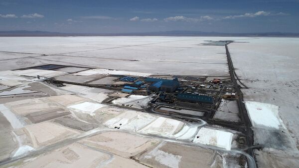 Vista aérea da primeira planta estatal de carbonato de lítio da Bolívia, no município de Colcha K, ao sul do Salar de Uyuni, em 15 de dezembro de 2023 - Sputnik Brasil