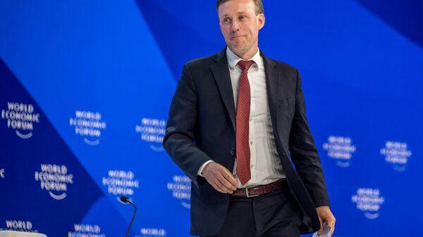 Jake Sullivan, assessor de segurança nacional dos EUA, sobe ao palco para falar à assembleia na reunião anual do Fórum Econômico Mundial (WEF, na sigla em inglês) em Davos, Suíça, 16 de janeiro de 2024 - Sputnik Brasil