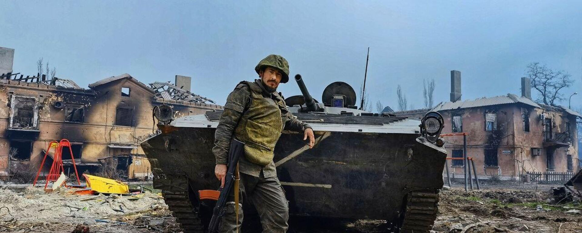 François Mauld d'Aymée, combatente francês pró-Moscou ao lado de tanque durante operação militar especial da Rússia - Sputnik Brasil, 1920, 18.01.2024