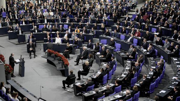 Victoria, princesa herdeira da Suécia, e Frank-Walter Steinmeier, presidente da Alemanha (ambos sentados de frente para o detalhe vermelho), no Bundestag, Parlamento alemão, durante comemoração por ocasião do Dia Nacional de Luto da Alemanha. Berlim, 19 de novembro de 2023 - Sputnik Brasil