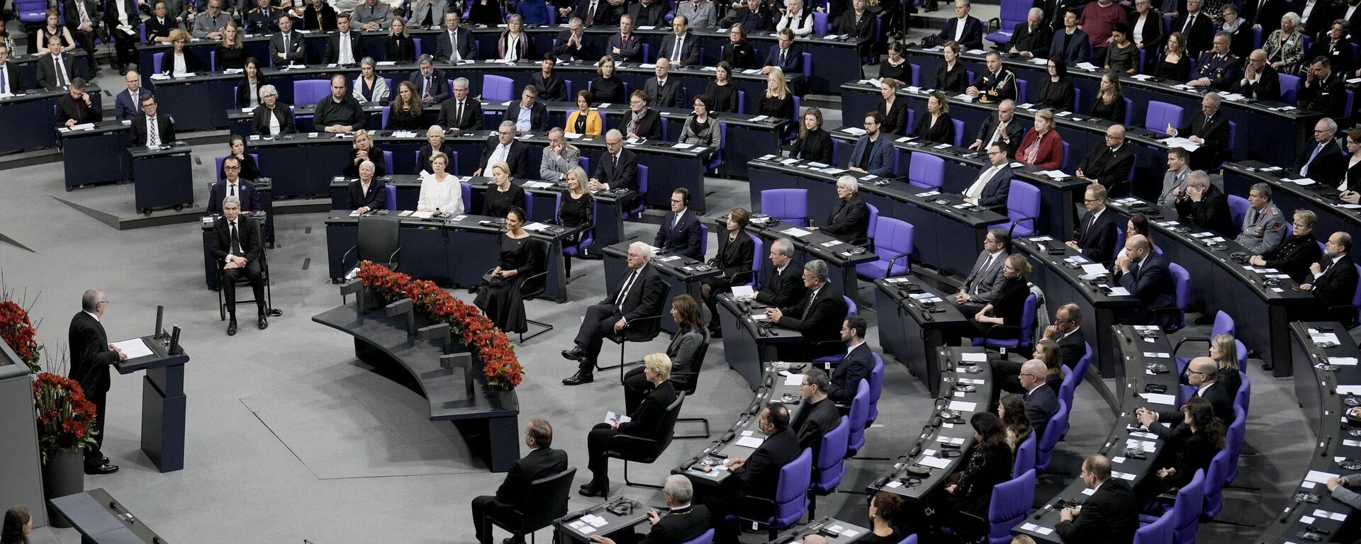 Victoria, princesa herdeira da Suécia, e Frank-Walter Steinmeier, presidente da Alemanha (ambos sentados de frente para o detalhe vermelho), no Bundestag, Parlamento alemão, durante comemoração por ocasião do Dia Nacional de Luto da Alemanha. Berlim, 19 de novembro de 2023 - Sputnik Brasil, 1920, 18.01.2024