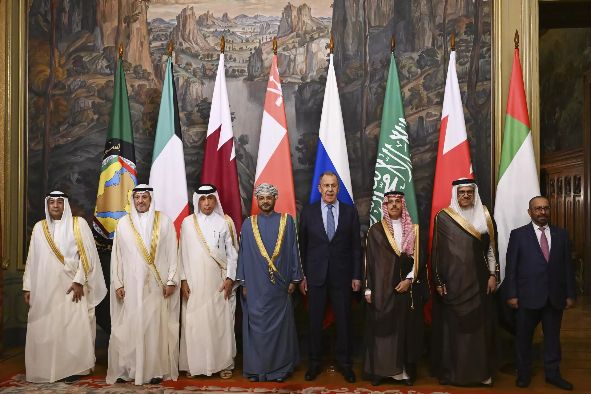 Sergei Lavrov, ministro das Relações Exteriores da Rússia, posa para foto com representantes dos países-membros do Conselho de Cooperação do Golfo: Kuwait, Catar, Omã, Arábia Saudita, Bahrein e Emirados Árabes Unidos, em 10 de julho de 2023 - Sputnik Brasil, 1920, 15.02.2024