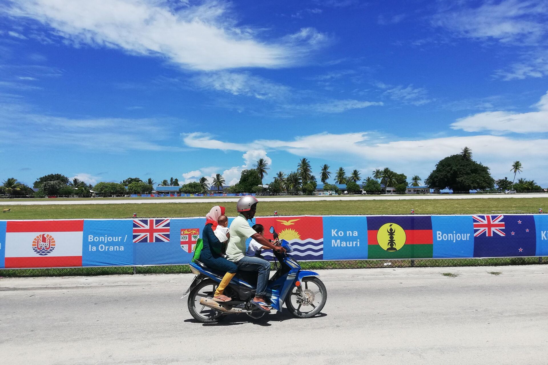 Motocicleta passa por bandeiras durante o Fórum das Ilhas do Pacífico em Yaren, na ilha de Nauru, no Pacífico (foto de arquivo)  - Sputnik Brasil, 1920, 19.01.2024
