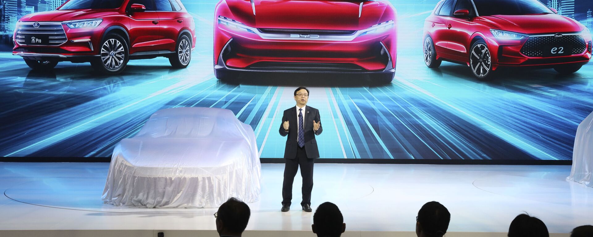 O presidente da BYD Auto, Wang Chuanfu, revela os mais recentes modelos de carros elétricos na Auto Shanghai 2019 - Sputnik Brasil, 1920, 19.01.2024