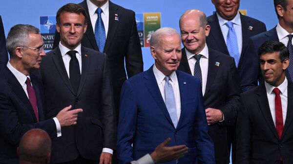 Participantes da Cúpula da OTAN, incluindo o secretário-geral da OTAN, Jens Stoltenberg, o presidente francês Emmanuel Macron, o presidente dos EUA Joe Biden, o chanceler alemão Olaf Scholz e o primeiro-ministro da Grã-Bretanha Rishi Sunak posam para uma família oficial em Vilnius em 11 de julho de 2023 - Sputnik Brasil