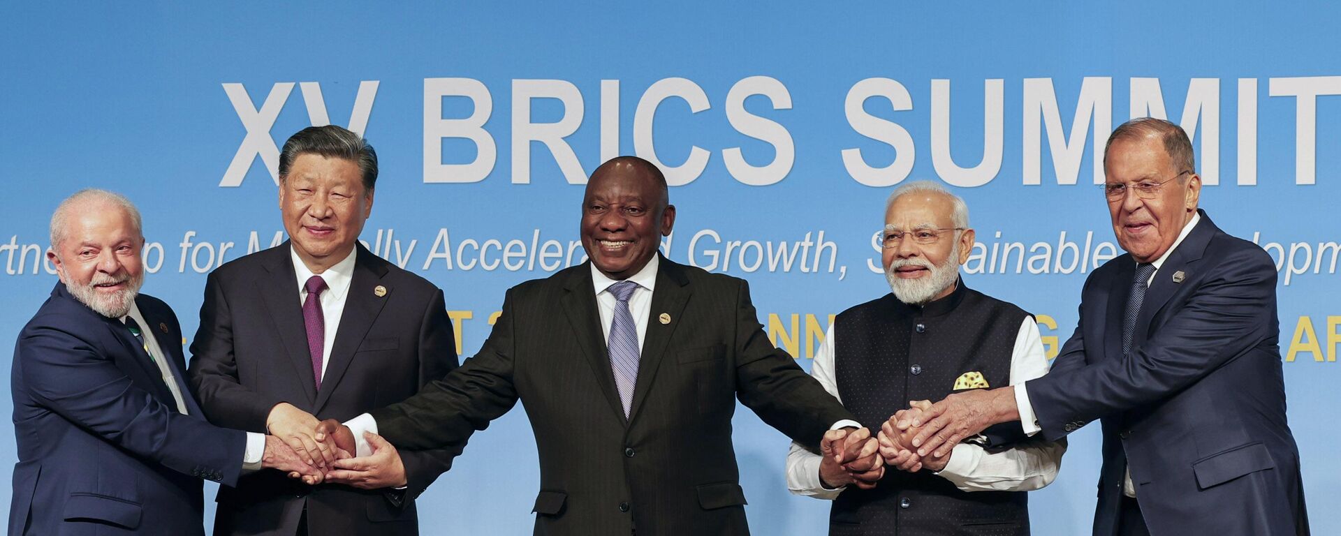 Luiz Inácio Lula da Silva, Xi Jinping, Cyril Ramaphosa, Narendra Modi e Sergei Lavrov posam para foto do grupo BRICS durante a Cúpula do BRICS de 2023, no Centro de Convenções de Sandton, em Joanesburgo. África do Sul, 23 de agosto de 2023 - Sputnik Brasil, 1920, 29.01.2024