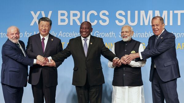Luiz Inácio Lula da Silva, Xi Jinping, Cyril Ramaphosa, Narendra Modi e Sergei Lavrov posam para foto do grupo BRICS durante a Cúpula do BRICS de 2023, no Centro de Convenções de Sandton, em Joanesburgo. África do Sul, 23 de agosto de 2023 - Sputnik Brasil