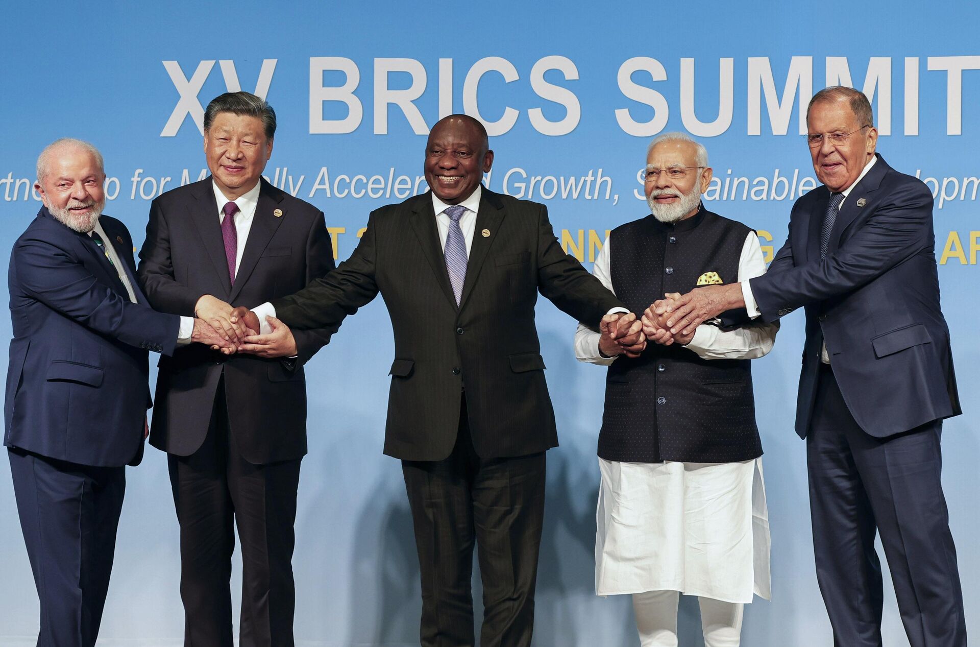 Lula, Xi Jinping, Cyril Ramaphosa, Narendra Modi, e Sergei Lavrov posam para uma foto do grupo BRICS durante a Cúpula do BRICS de 2023, no Centro de Convenções de Sandton em Joanesburgo. África do Sul, 23 de agosto de 2023 - Sputnik Brasil, 1920, 01.02.2024