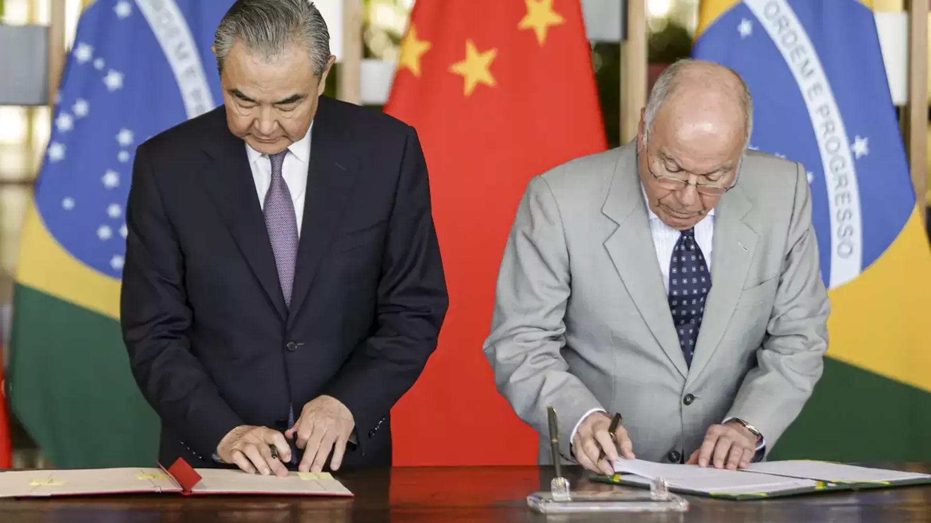 Chanceleres chinês e brasileiro, Mauro Vieira e Wang Yi, respectivamente, durante assinatura de acordo, em Brasília. 19 de janeiro de 2024 - Sputnik Brasil, 1920, 19.01.2024