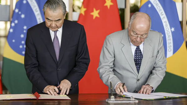 Chanceleres chinês e brasileiro, Wang Yi e Mauro Vieira, respectivamente, durante assinatura de acordo em Brasília (DF), em 19 de janeiro de 2024 - Sputnik Brasil