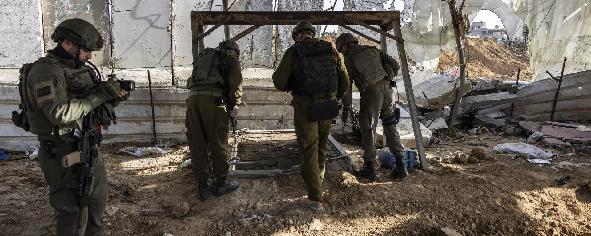 Soldados parados na entrada de um túnel em al-Bureij, no centro da Faixa de Gaza, em meio a contínuas batalhas entre Israel e o grupo militante palestino Hamas, 8 de janeiro de 2024 - Sputnik Brasil, 1920, 20.01.2024