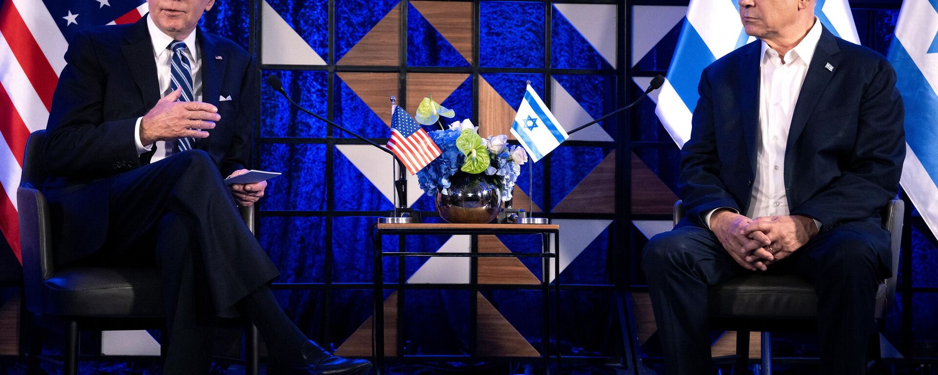 O presidente dos EUA, Joe Biden (L), fala enquanto o primeiro-ministro de Israel, Benjamin Netanyahu, ouve antes da reunião em Tel Aviv em 18 de outubro de 2023 - Sputnik Brasil, 1920, 20.01.2024