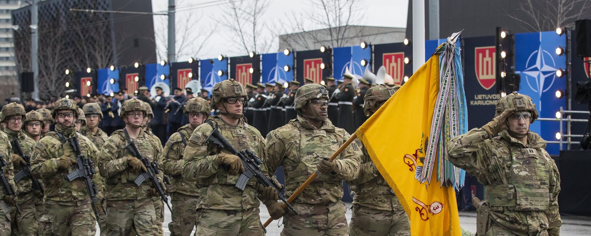Soldados dos EUA marcham durante desfile militar que marca o 105º aniversário do Exército Lituano no Dia das Forças Armadas em Vilnius, Lituânia, 25 de novembro de 2023 - Sputnik Brasil, 1920, 20.01.2024