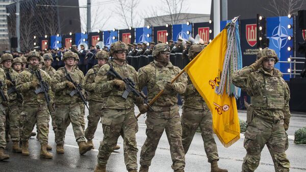 Soldados dos EUA marcham durante desfile militar que marca o 105º aniversário do Exército Lituano no Dia das Forças Armadas em Vilnius, Lituânia, 25 de novembro de 2023 - Sputnik Brasil