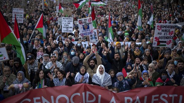 Protesto toma às ruas de Madrid e pede cessar-fogo imediato na Faixa de Gaza. Barcelona, 20 de janeiro de 2024 - Sputnik Brasil