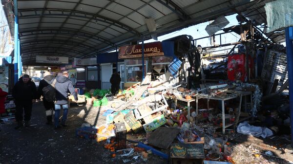 Lojas destruídas como resultado do bombardeio das Forças Armadas da Ucrânia em um mercado no distrito de Kirovsky, em Donetsk, 21 de janeiro de 2024 - Sputnik Brasil