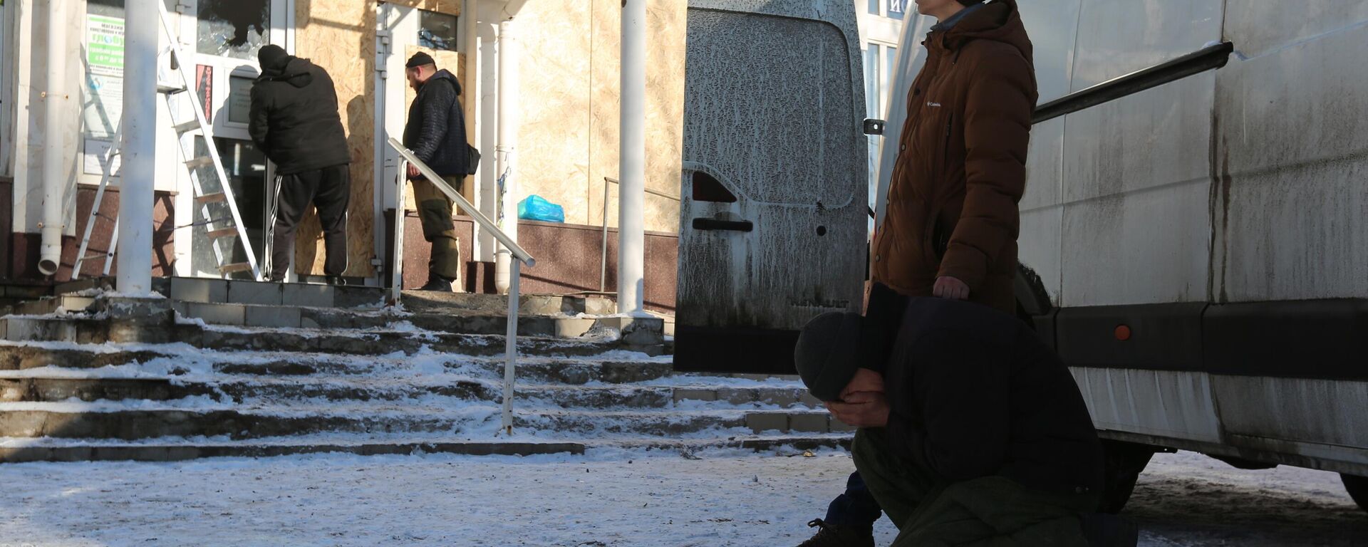 Moradores do distrito de Kirovsky em prantos após ataque deixar pelo menos 25 mortos em mercado. Donetsk, 21 de janeiro de 2024 - Sputnik Brasil, 1920, 21.01.2024