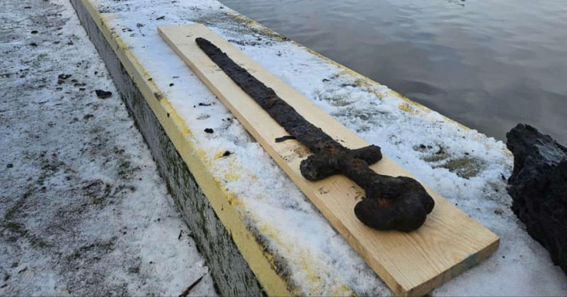 Espada da Era Viking encontrada no rio Vístula, Polônia - Sputnik Brasil, 1920, 22.01.2024