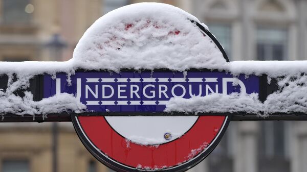 Uma placa do metrô coberta de neve em Londres, em 12 de dezembro de 2022.  - Sputnik Brasil