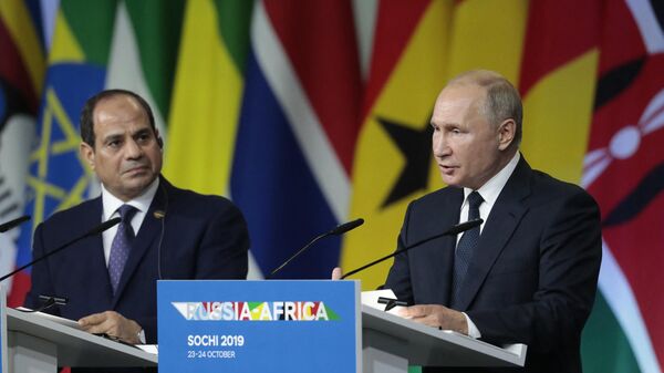 O presidente da Rússia, Vladimir Putin, e o presidente do Egito, Abdel Fattah al-Sisi, fazem uma declaração à imprensa após a Cúpula Rússia-África de 2019 no Parque Sirius de Ciência e Arte em Sochi, Rússia, em 24 de outubro de 2019 - Sputnik Brasil