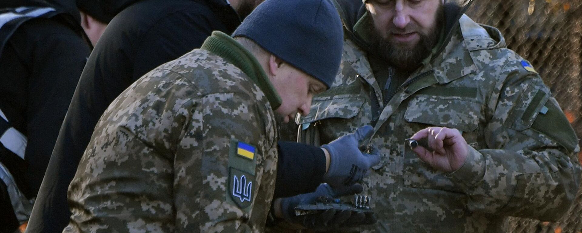 A polícia ucraniana e especialistas militares coletam fragmentos de um drone russo abatido em um pátio entre edifícios residenciais em Kiev, em 25 de novembro de 2023 - Sputnik Brasil, 1920, 23.01.2024