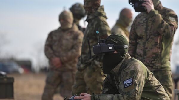 Pilotos de drones  do batalhão de Sudoplatov participam de exercício em campo de treinamento durante a operação militar russa na Ucrânia, no território da região de Zaporozhie, em 2 de novembro de 2023 - Sputnik Brasil