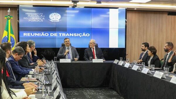 Os ministros Flávio Dino e Ricardo Lewandowski deram início ao processo de transição do comando do Ministério da Justiça e Segurança Pública (MJSP). 23 de janeiro de 2023. - Sputnik Brasil