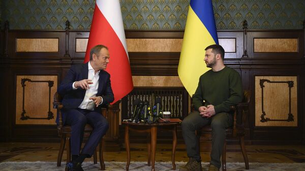 O primeiro-ministro da Polônia, Donald Tusk (E), e o presidente ucraniano, Vladimir Zelensky, conversam durante sua reunião em Kiev, Ucrânia, em 22 de janeiro de 2024 - Sputnik Brasil