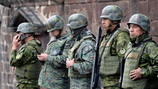 Forças de segurança montam guarda do lado de fora do Palácio Carondelet, em Quito, em 10 de janeiro de 2024 - Sputnik Brasil