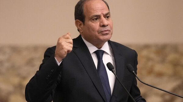 O presidente egípcio Abdel-Fattah al-Sisi fala durante uma conferência de imprensa conjunta com o presidente francês após as conversações no Cairo, em 25 de outubro de 2023 - Sputnik Brasil
