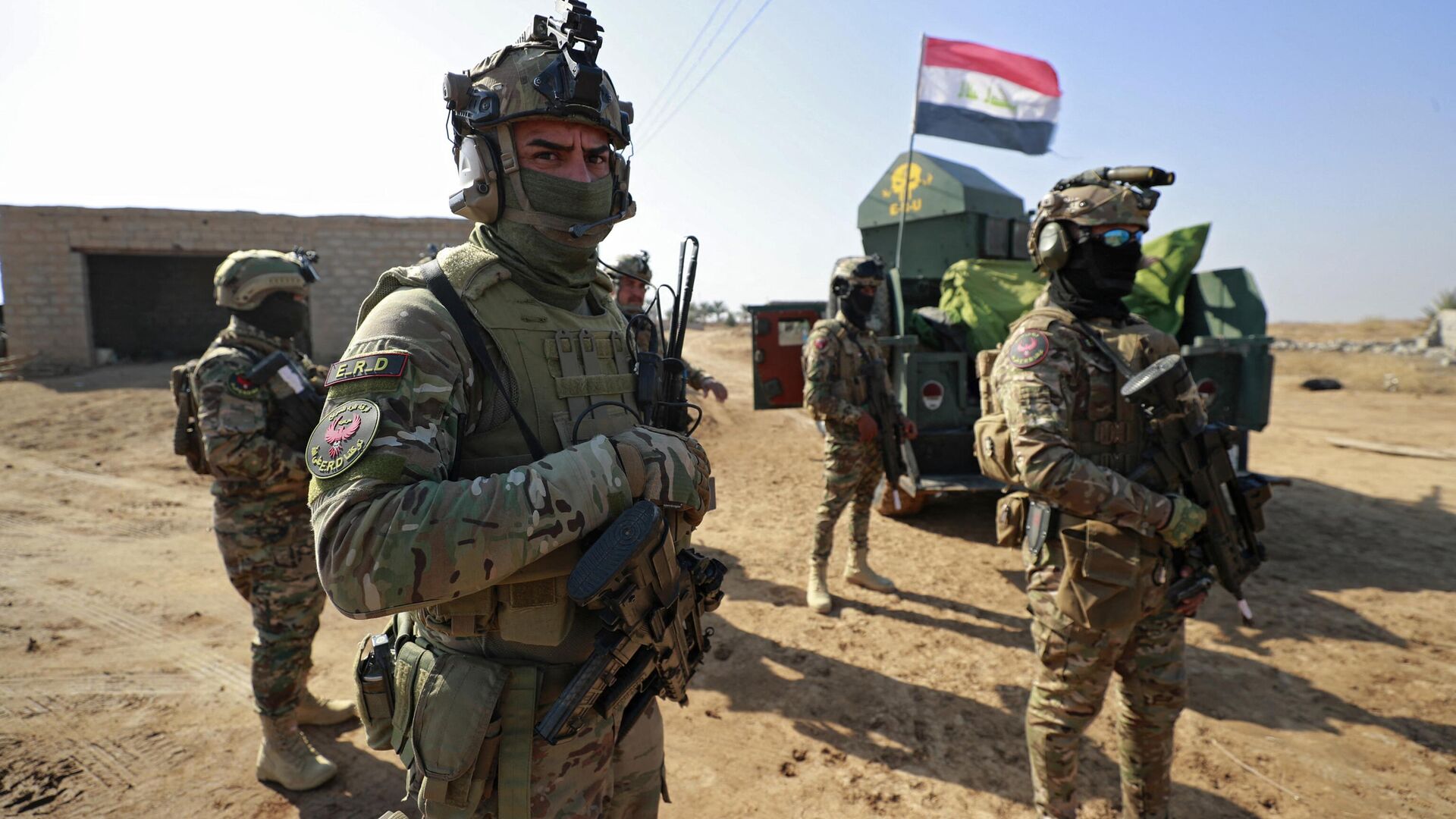 Membros das forças de intervenção rápida do Iraque em vila na área de Hawi al-Azim, na província iraquiana de Diyala. Iraque, 24 de janeiro de 2022 - Sputnik Brasil, 1920, 25.01.2024