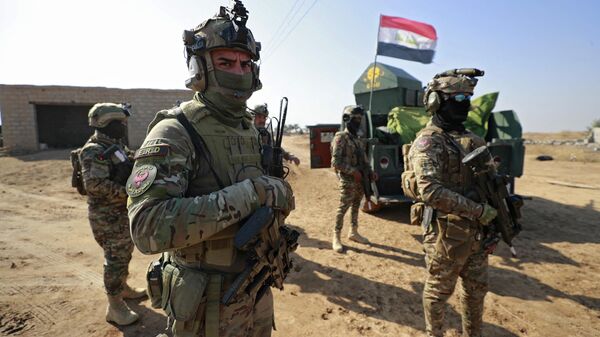 Membros das forças de intervenção rápida do Iraque em vila na área de Hawi al-Azim, na província iraquiana de Diyala, em 24 de janeiro de 2022 - Sputnik Brasil