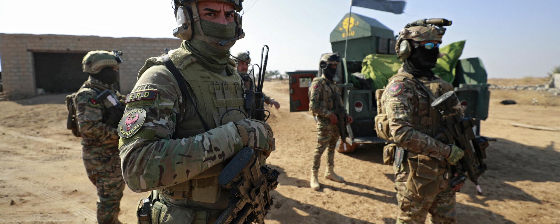 Membros das forças de intervenção rápida do Iraque em vila na área de Hawi al-Azim, na província iraquiana de Diyala, em 24 de janeiro de 2022 - Sputnik Brasil, 1920, 24.01.2024