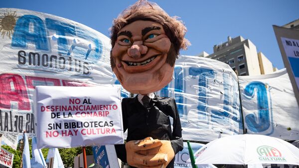 Boneco de Javier Milei durante a manifestação da greve nacional contra o governo do presidente argentino, no centro de Buenos Aires, em 24 de janeiro de 2024 - Sputnik Brasil