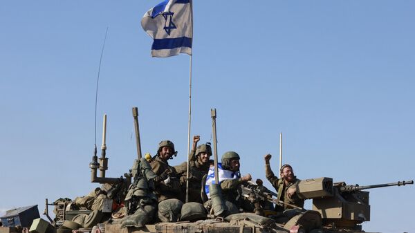 Soldados israelenses em um comboio de veículos blindados retornando do território palestino, em 15 de janeiro de 2024 - Sputnik Brasil