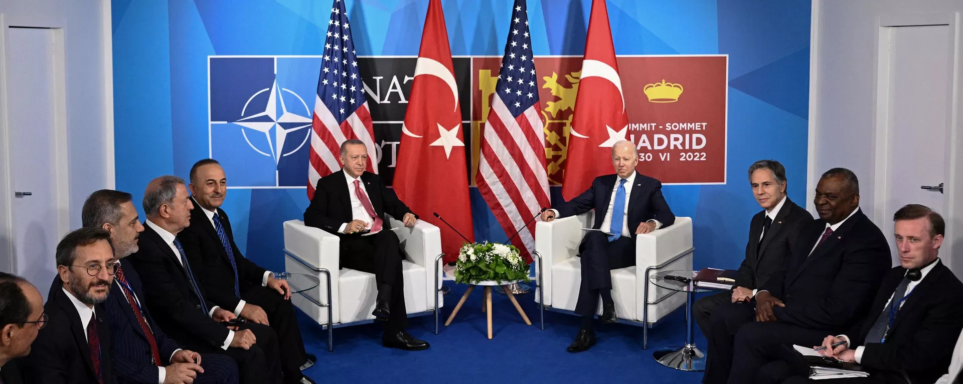 O presidente dos EUA, Joe Biden (C/R), e o presidente da Turquia, Recep Tayyip Erdogan, ladeados por suas respectivas delegações, observam durante uma reunião bilateral à margem da cúpula da OTAN no centro de congressos Ifema, em Madri, em 29 de junho, 2022 - Sputnik Brasil, 1920, 25.01.2024