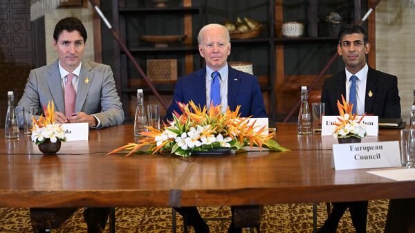 O presidente dos EUA, Joe Biden (C), o primeiro-ministro britânico Rishi Sunak (R) e o primeiro-ministro do Canadá, Justin Trudeau, ilha turística indonésia de Bali, em 16 de novembro de 2022 - Sputnik Brasil