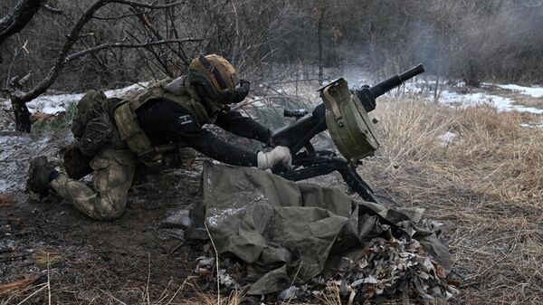 Militar do agrupamento de tropas Yug (Sul), das Forças Armadas da Rússia, no flanco norte de Artyomovsk (Bakhmut, em ucraniano), dispara contra posições das Forças Armadas da Ucrânia com um lançador de granadas automático na zona da operação militar especial, em 20 de janeiro de 2024 - Sputnik Brasil