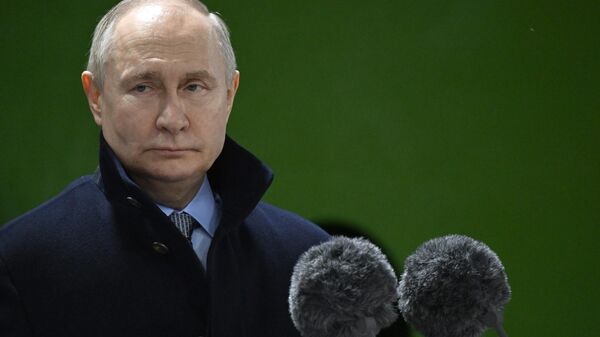 Vladimir Putin, presidente da Rússia, durante cerimônia de lançamento do Leningrad, quinto quebra-gelo universal movido a energia nuclear, na fábrica Baltiysky Zavod, em São Petersburgo, Rússia, 26 de janeiro de 2024 - Sputnik Brasil