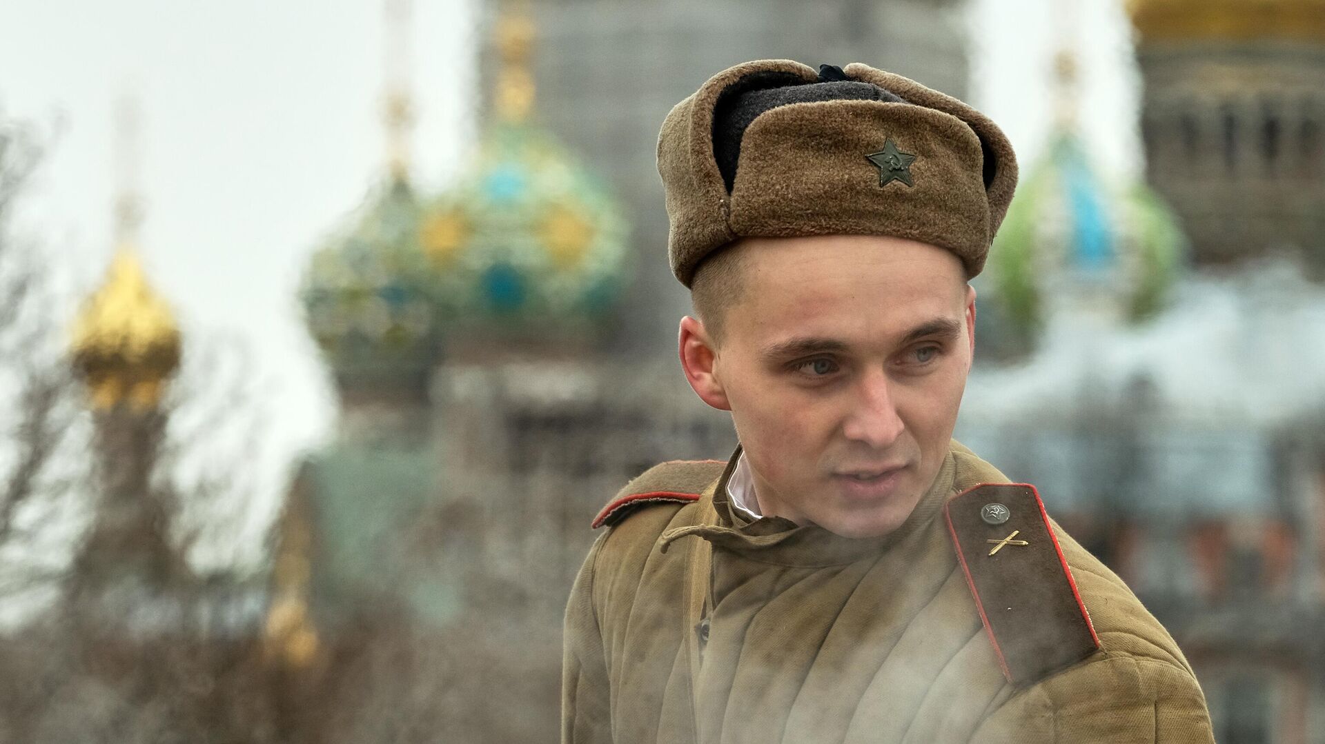 Um homem vestindo um uniforme do Exército Vermelho participa de um evento que comemora o 76º aniversário da libertação de Leningrado, em 27 de janeiro de 2020 - Sputnik Brasil, 1920, 26.01.2024