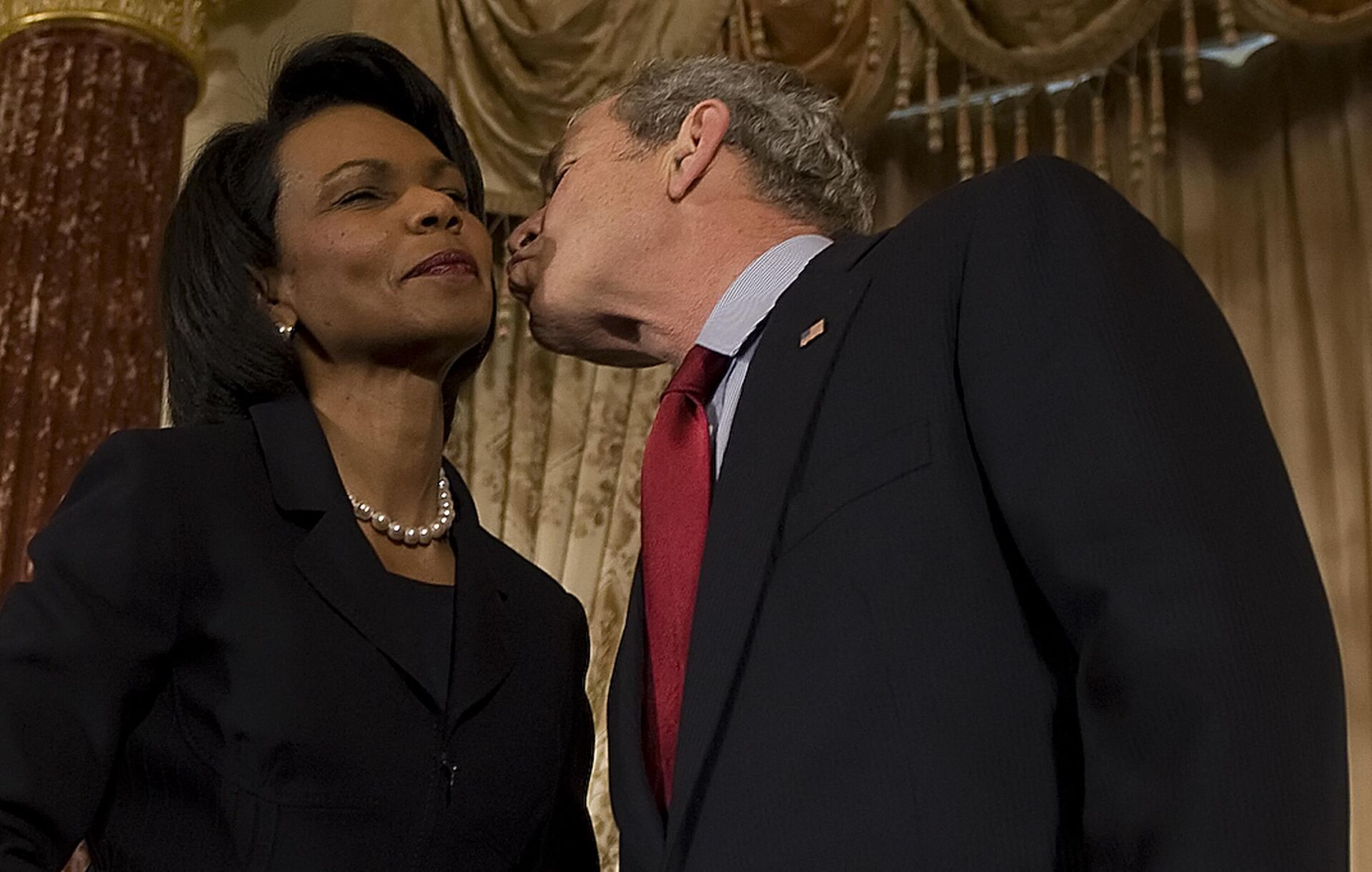 O então presidente dos EUA, George W. Bush, beija a então secretária de Estado dos EUA, Condoleezza Rice, durante cerimônia no Departamento de Estado dos EUA. Washington, D.C., 15 de janeiro de 2009 - Sputnik Brasil, 1920, 26.01.2024