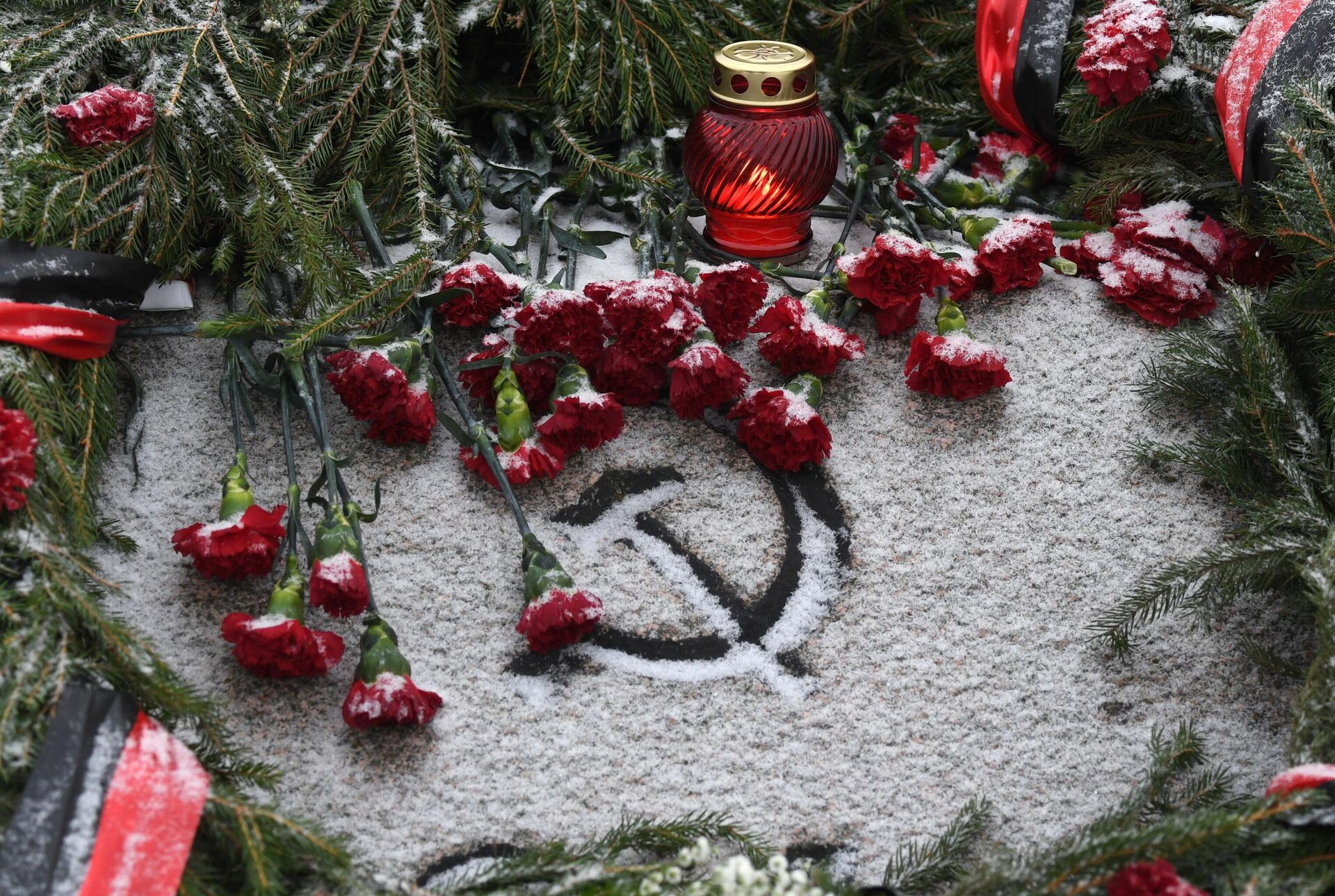 Vela e flores são colocadas durante uma cerimônia no Cemitério Memorial Piskaryovskoye para marcar o 78º aniversário da libertação de Leningrado durante a Segunda Guerra Mundial, em 27 de janeiro de 2022. - Sputnik Brasil, 1920, 26.01.2024