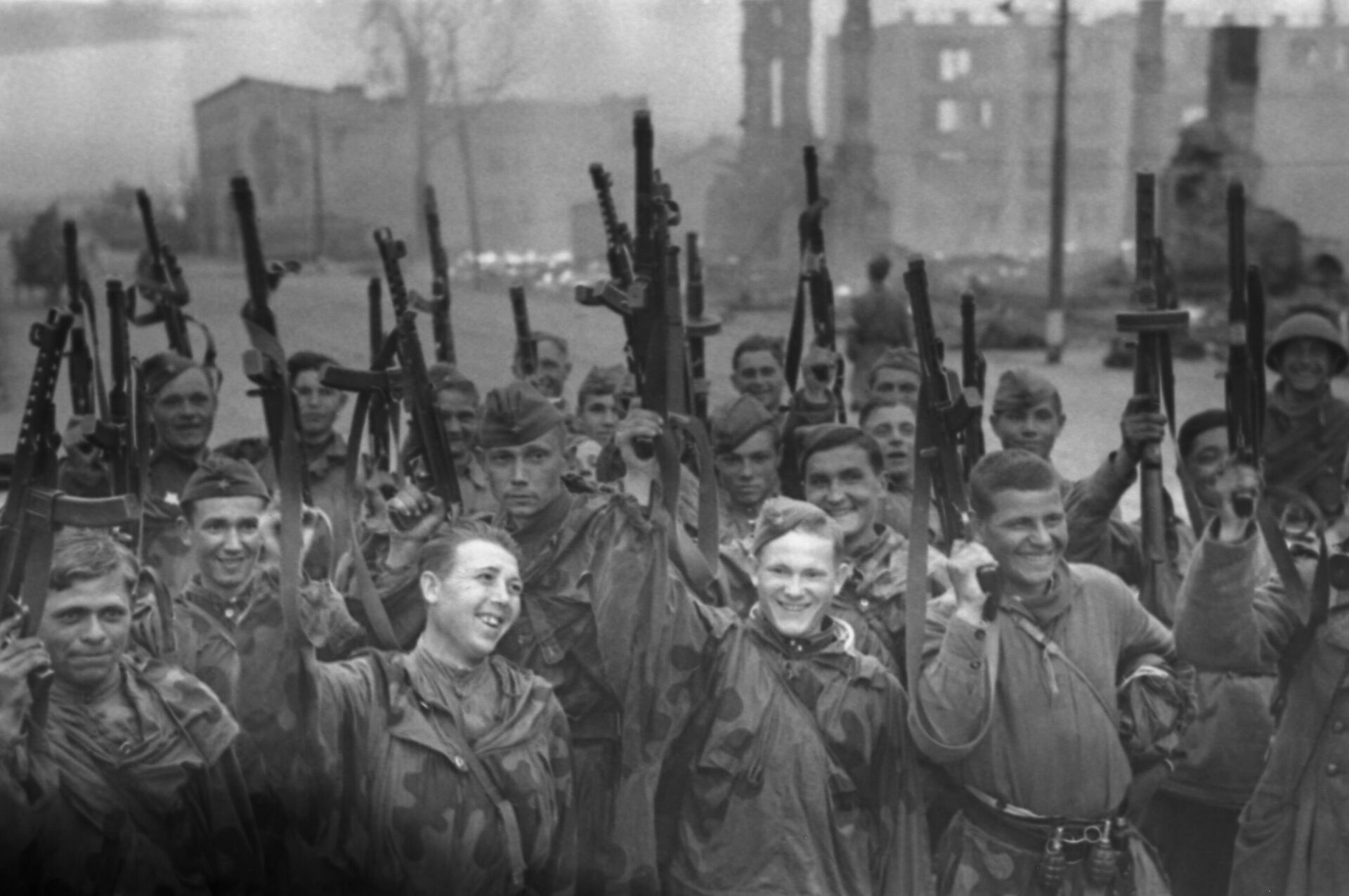 Soldados da unidade do tenente Mikhail Dedovets celebram a captura de Vyborg, região de Leningrado, 20 de junho de 1944 - Sputnik Brasil, 1920, 26.01.2024