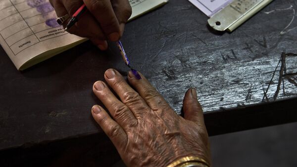 Eleitora tem o dedo pintado com tinta que permanece no corpo por, pelo menos, sete dias durante processo na Índia. Gauhati, 23 de abril de 2019 - Sputnik Brasil