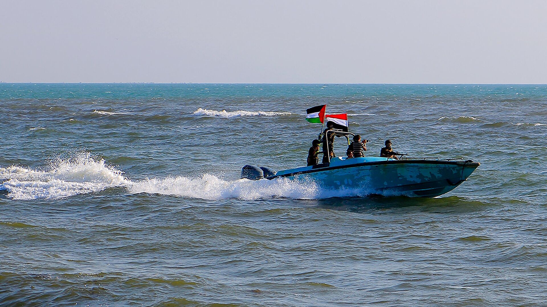 Membros da Guarda Costeira do Iêmen afiliados aos houthis patrulham o mar Vermelho, em solidariedade ao povo palestino, em 4 de janeiro de 2024, em meio aos conflitos contínuos entre Israel e o grupo militante Hamas em Gaza - Sputnik Brasil, 1920, 04.02.2024
