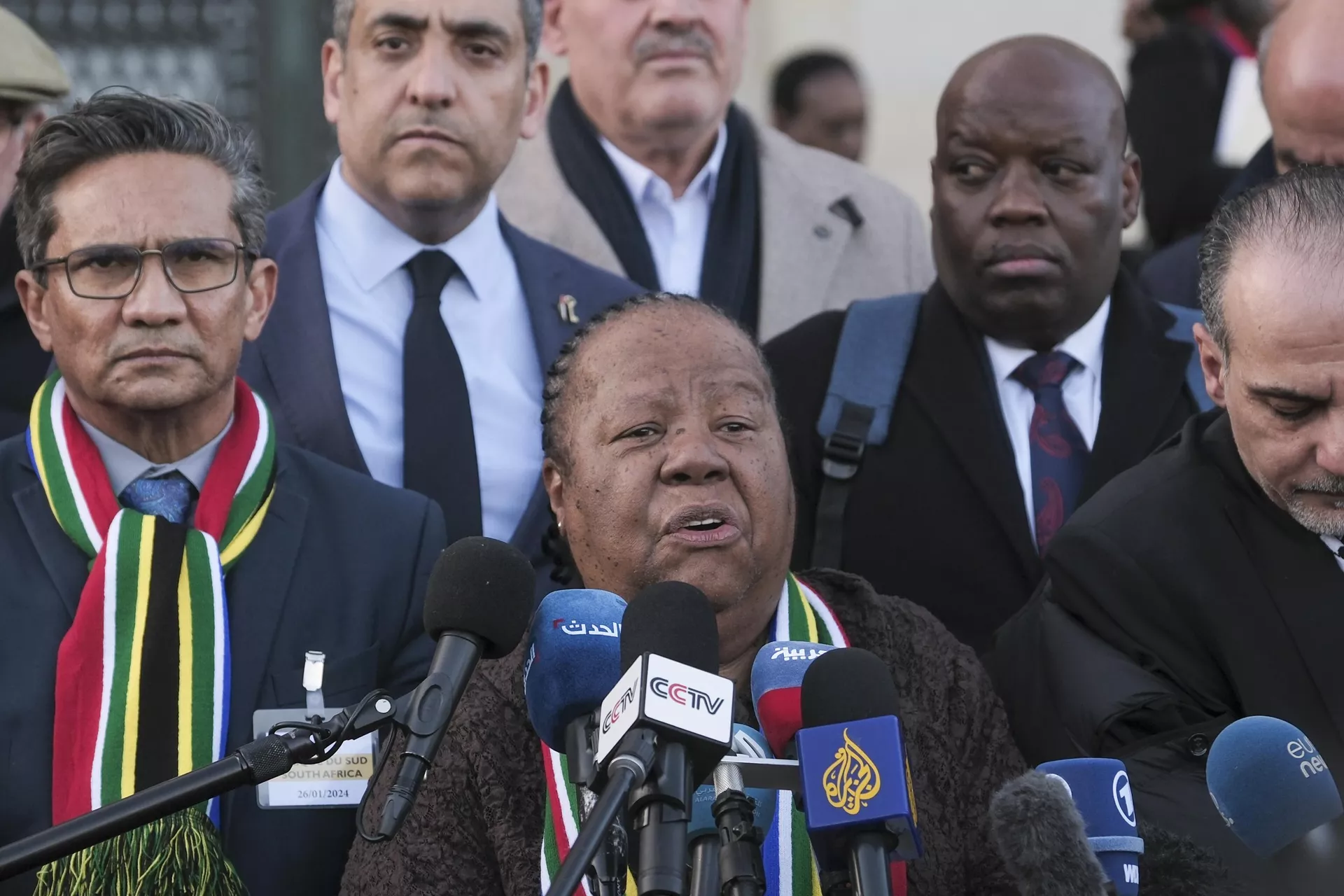 A ministra das Relações Exteriores da África do Sul, Naledi Pandor, no centro, se dirige aos repórteres após uma sessão da Corte Internacional de Justiça, ou Tribunal Mundial, em Haia, Holanda. 26 de janeiro de 2024.  - Sputnik Brasil, 1920, 26.01.2024