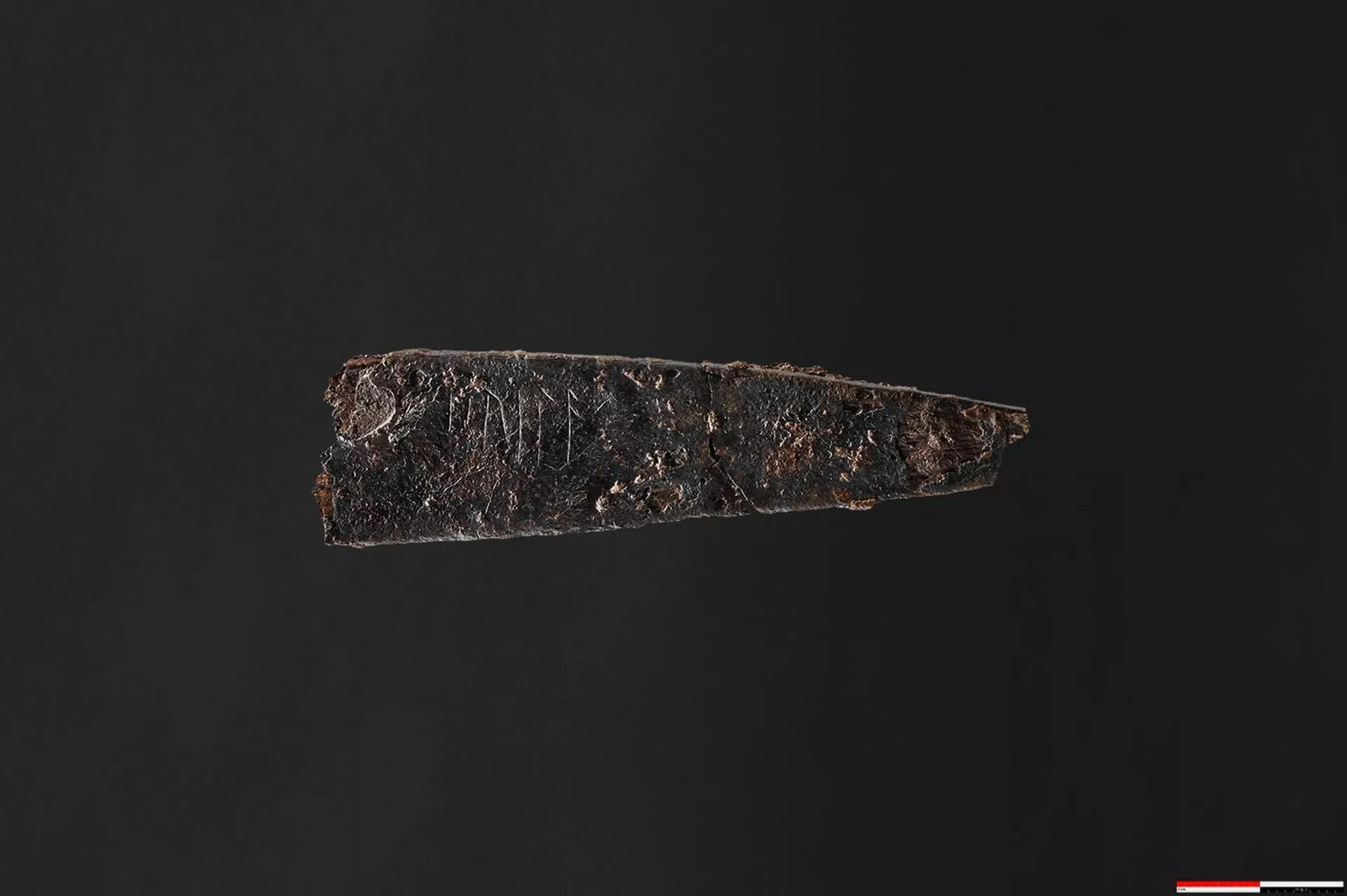 Arqueólogos do Museu Odense identificaram as runas mais antigas da Dinamarca inscritas em uma lâmina de 1.850 anos - Sputnik Brasil, 1920, 27.01.2024