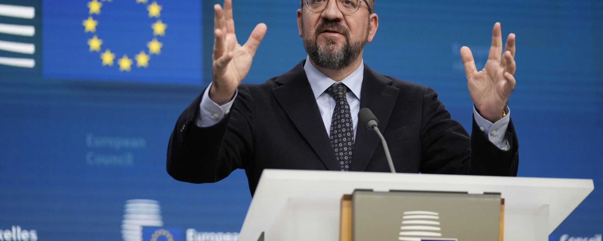 Charles Michel, presidente do Conselho Europeu, fala durante coletiva de imprensa no final de uma cúpula da União Europeia em Bruxelas, Bélgica, 15 de dezembro de 2023 - Sputnik Brasil, 1920, 27.01.2024